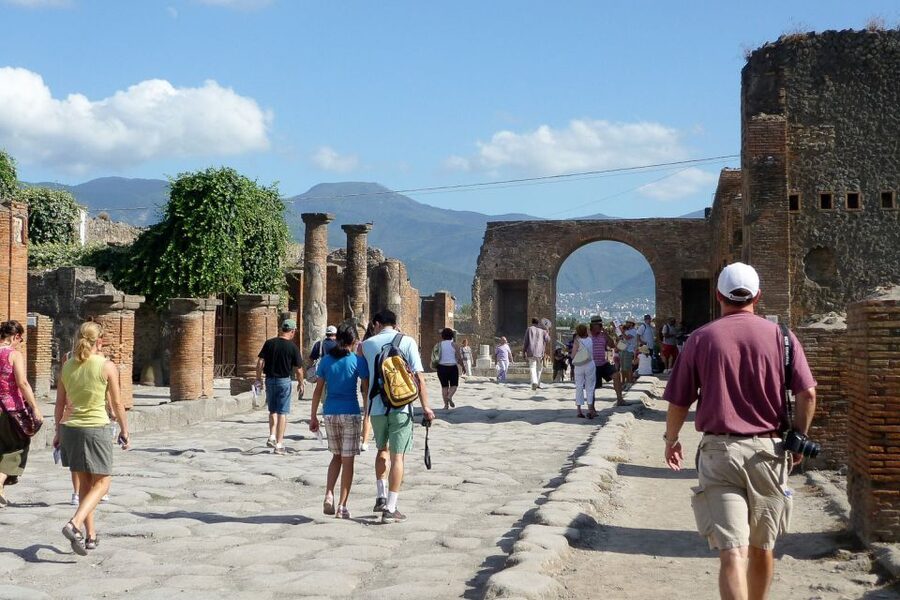 Naples: Day Trip to Pompeii and Capri - Guides, languages, and group size