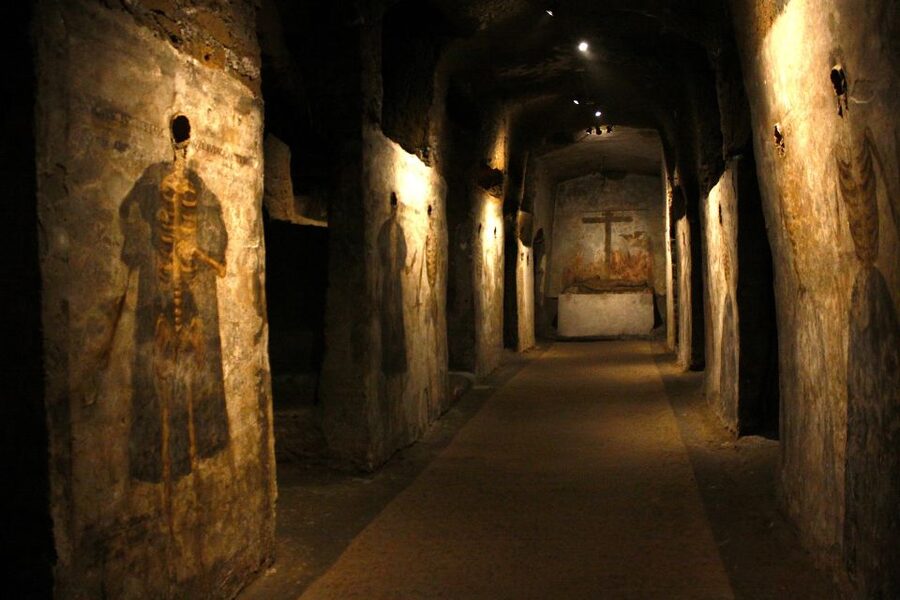 Naples: San Gaudioso Catacombs Guided Tour - Entering San Gaudioso beneath Santa Maria della Sanità