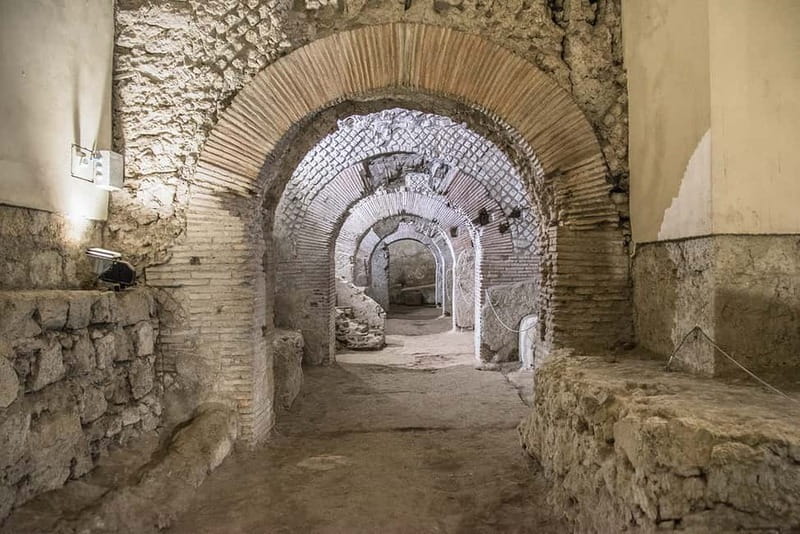 Naples: San Lorenzo Maggiore and Neapolis Sotterrata Ticket - The cloister and Chapter Hall