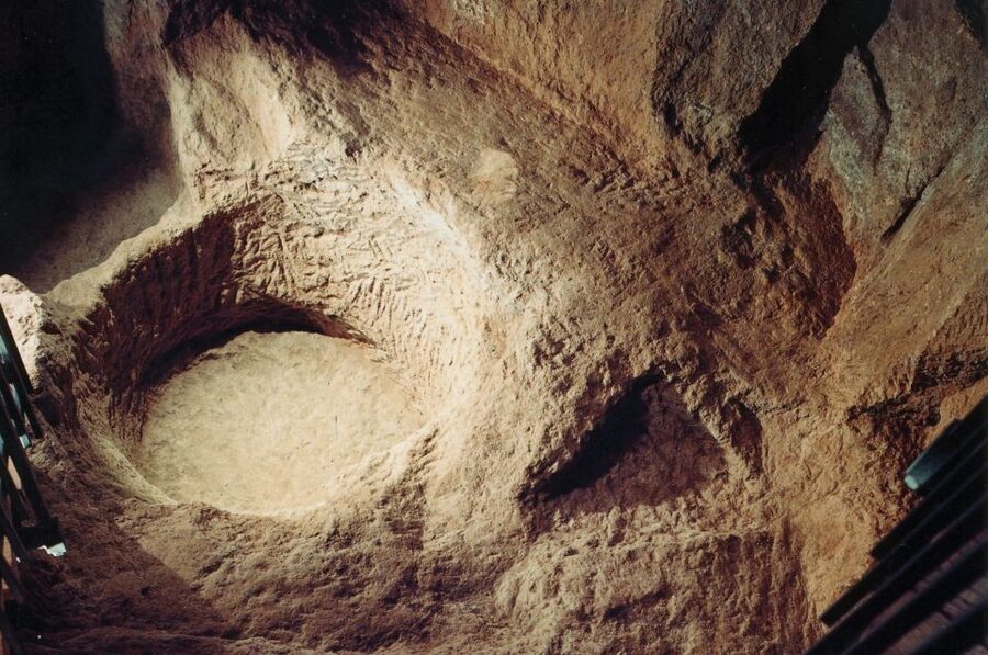 Orvieto: Pozzo della Cava Entry Ticket - Entering the Etruscan well and oldest chamber