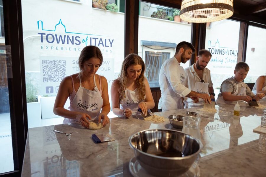 Palermo: Pizza and Gelato Cooking Class with Dinner and Wine - Meeting the pizzaiolo at Via Volturno