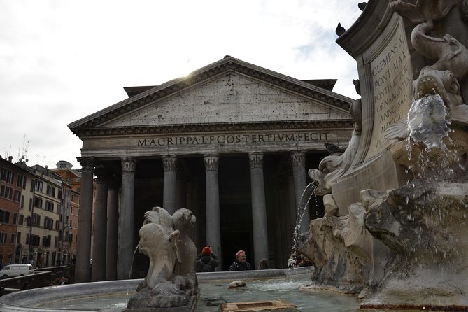 Pantheon Elite Guided Tour - Rome's Iconic Ancient Temple - Looking up through the oculus