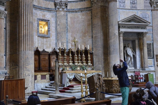 Pantheon Elite Guided Tour - Rome's Iconic Ancient Temple - Inside the Pantheon: one room with several lives