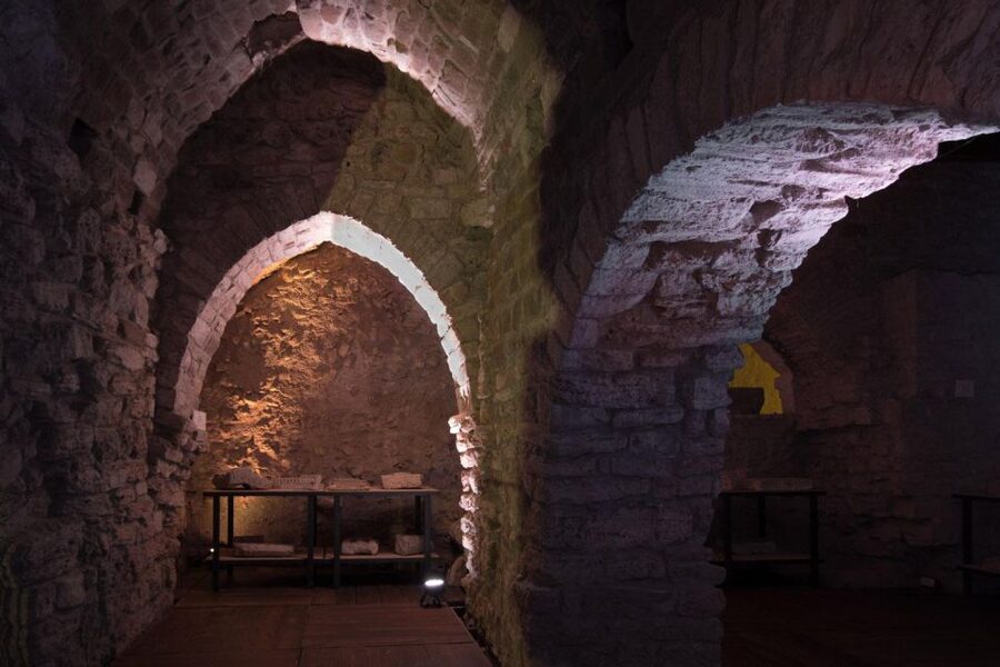 Perugia: Entry Ticket and Guided Tour of Perugia Underground - Temperature, stairs, and practical comfort