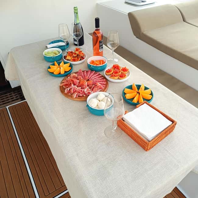 Polignano a Mare: Catamaran Tour with Aperitif & Local Food - The 50-minute stop at Cala Corvino