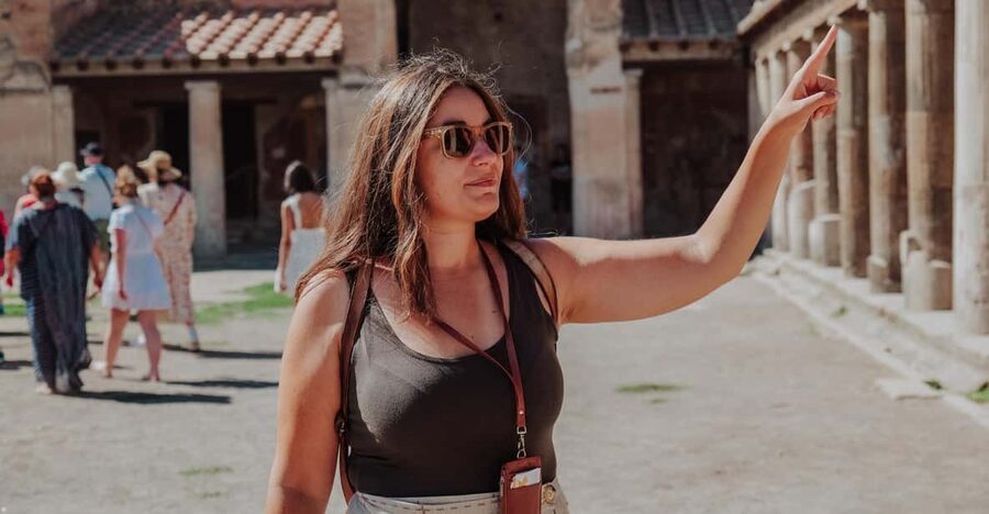 Pompeii 3hours Villa of Mysteries tour with an Archaeologist - The first houses: Roman life behind the walls
