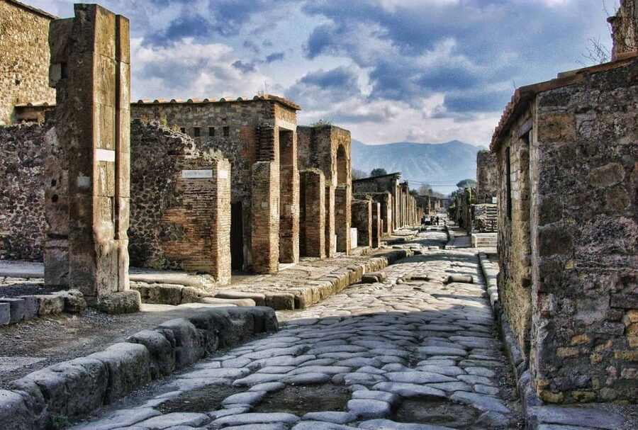Pompeii: Day Tour of Pompeii and Vesuvius with Bus Transfer - Meeting at Pompei Scavi station
