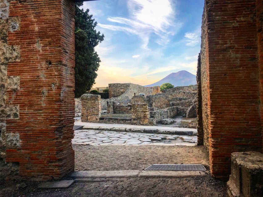 Pompeii: Guided Tour with Skip-the-Line Entry - Why a guide changes Pompeii