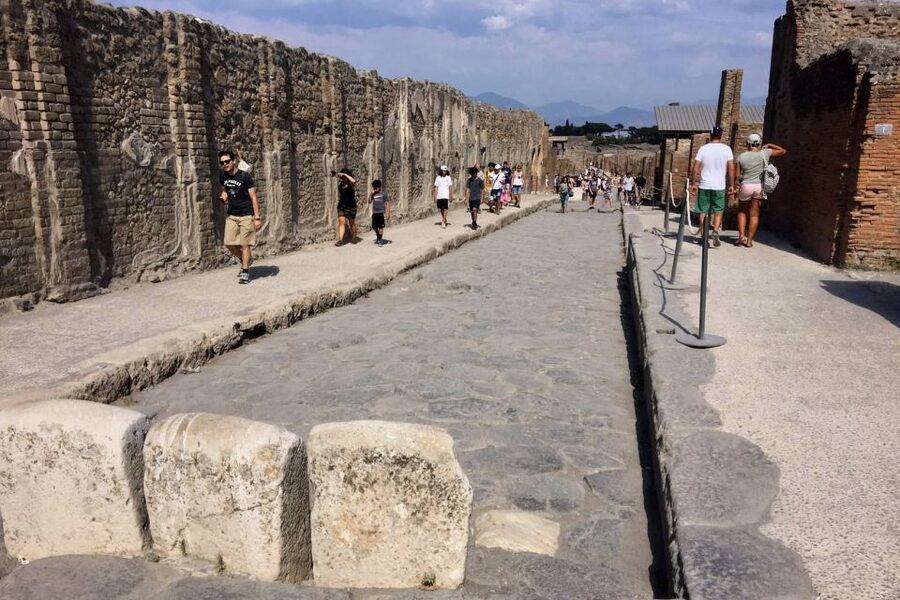 Pompeii: Guided Walking Tour with Entrance Ticket - Entering the archaeological area