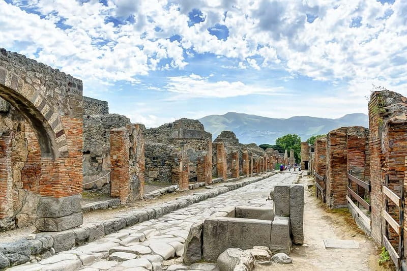 Pompeii Ruins Private Tour with Optional Skip-the-Line Entry - Walking the ancient streets