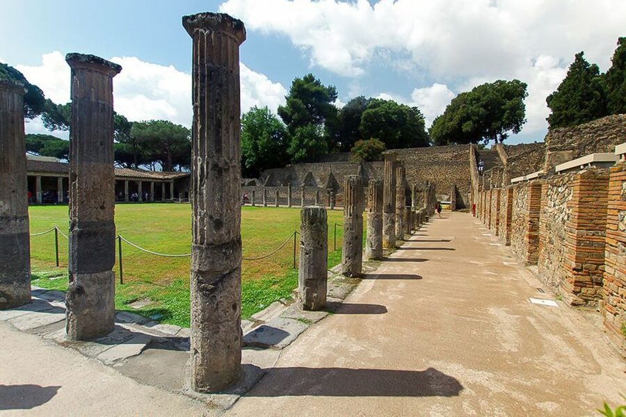 Pompeii: Skip-the-Line Guided Tour with Expert Archaeologist - Key points at a glance