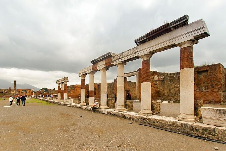 Pompeii: Skip-the-Line Guided Tour with Expert Archaeologist - Shops, bakeries, and daily life