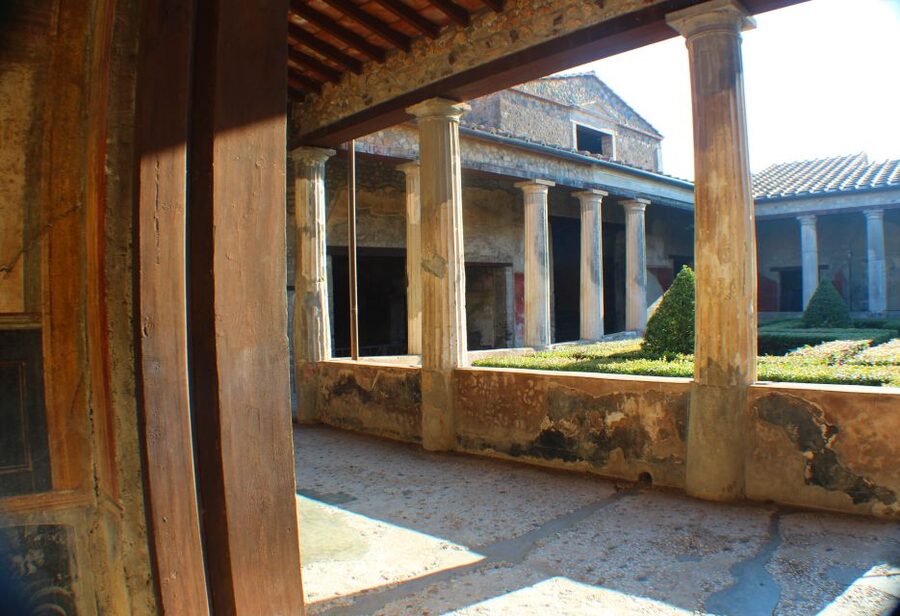 Pompeii: Skip-the-Line Tickets and Tour with Archaeologist - Walking the original streets and reading the city