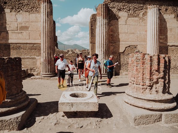 Pompeii: Small Group Tour with an Archaeologist - Homes, baths, and the details of daily life