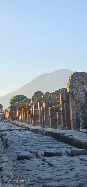 Pompeii: Tour with Archaeologist Guide & Skip-the-Line Entry - Thermopolium: an everyday Roman shop