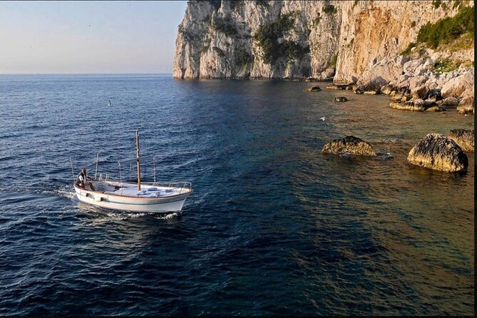 Private tour in a typical Capri boat - The Fortini Coastal Walk and the Blue Grotto