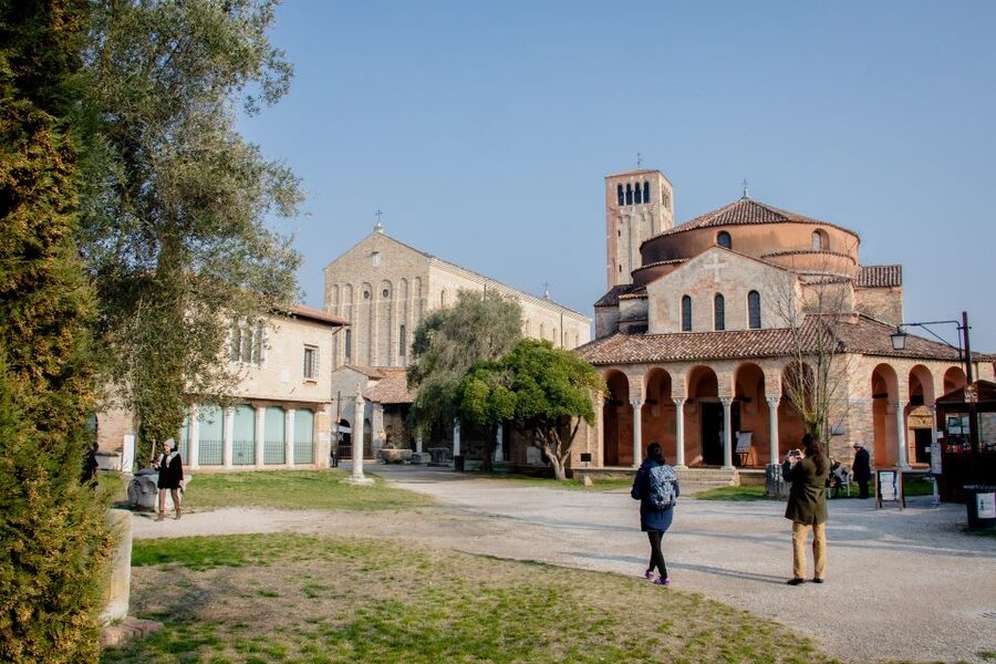Punta Sabbioni: Murano, Burano & Torcello Guided Boat Tour - Crossing the lagoon from Punta Sabbioni
