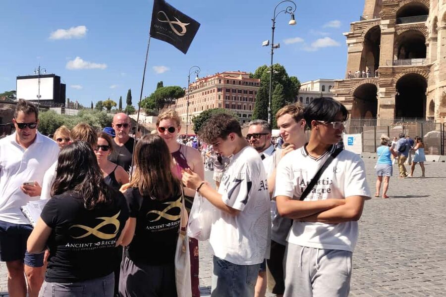 Rome: Colosseum Access and Self-Guided Virtual Reality Tour - Walking through the Roman Forum and Palatine Hill