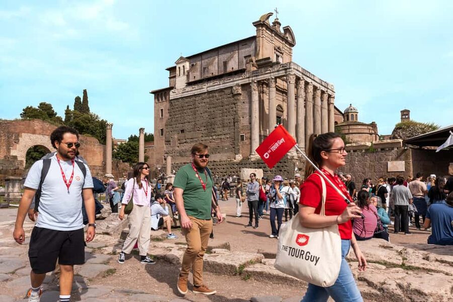 Rome: Colosseum, Forum, and Palatine Tour - The guide is the heart of the experience