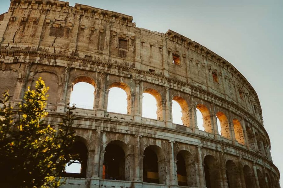 Rome: Colosseum, Palatine Hill, and Forum Guided Experience - Climbing Palatine Hill for imperial Rome