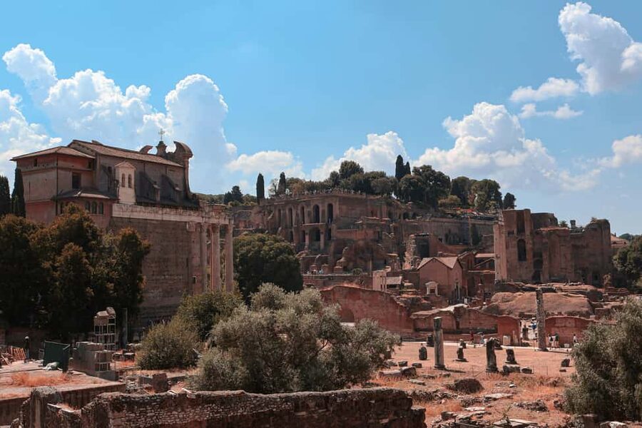 Rome: Domus Aurea Guided Tour and Virtual Reality Experience - The guide’s role and the language options