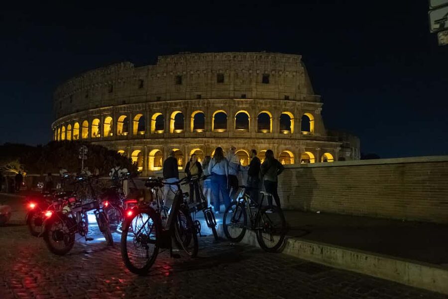 Rome: E-Bike Night Tour with Food and Wine Tasting - Capitoline Hill, the Forum, and Piazza Venezia