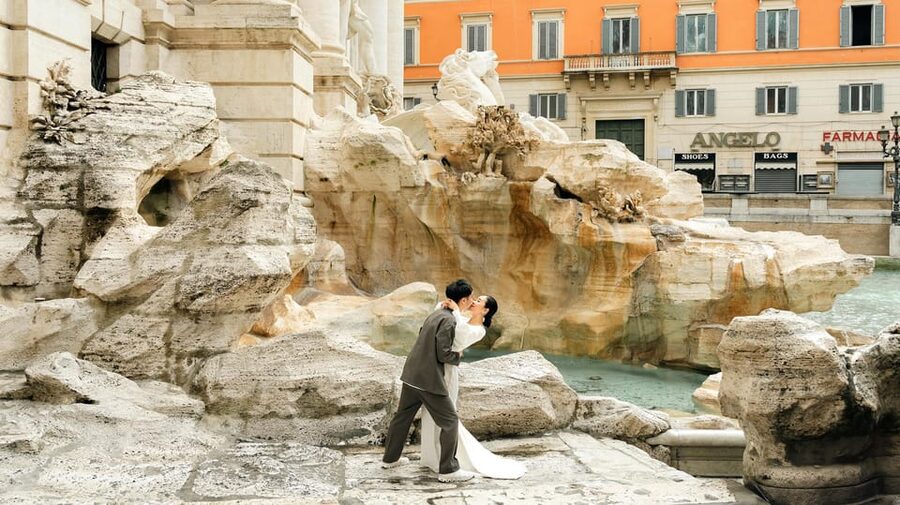 Rome: Early Morning Private Photoshoot at Iconic Landmarks - What the photographer actually does