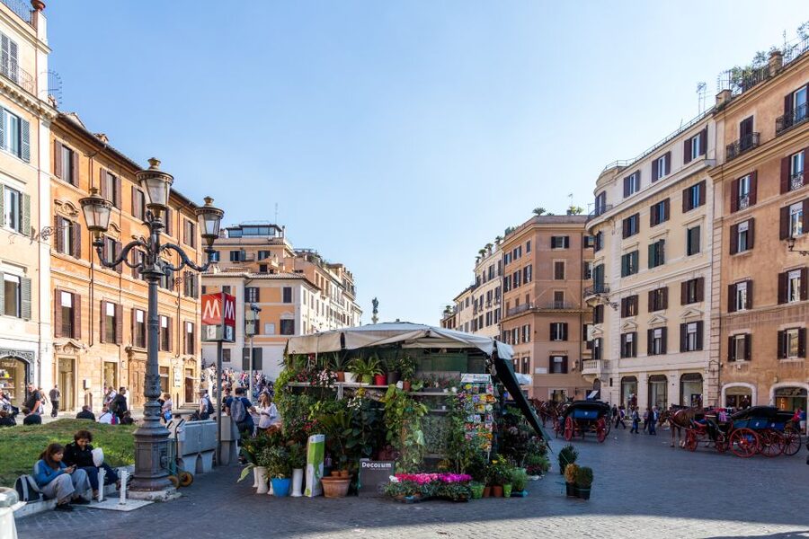 Rome: Trevi Fountain, Spanish Steps & Pantheon Walking Tour - Trevi Fountain: beautiful, crowded, and worth seeing