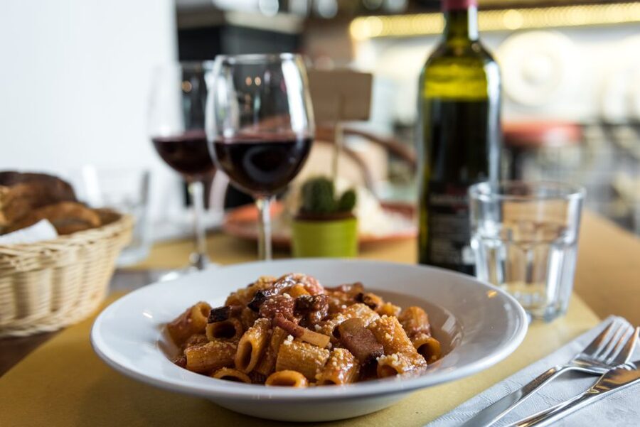Rome: Twilight Trastevere Food Tour with Wine Tasting - Six stops, many small tastes