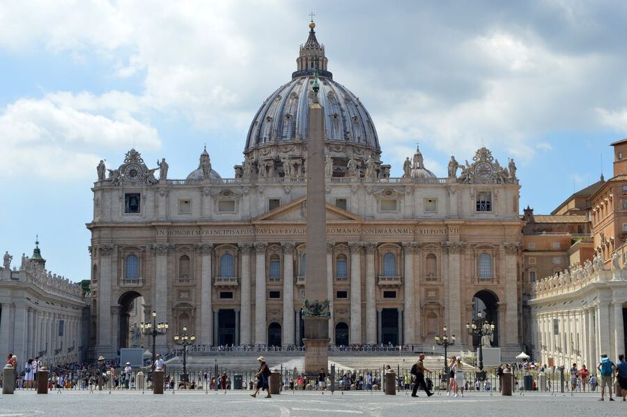 Rome: Vatican & Sistine Chapel Tour + Optional Colosseum - Crowds, heat, and the security line