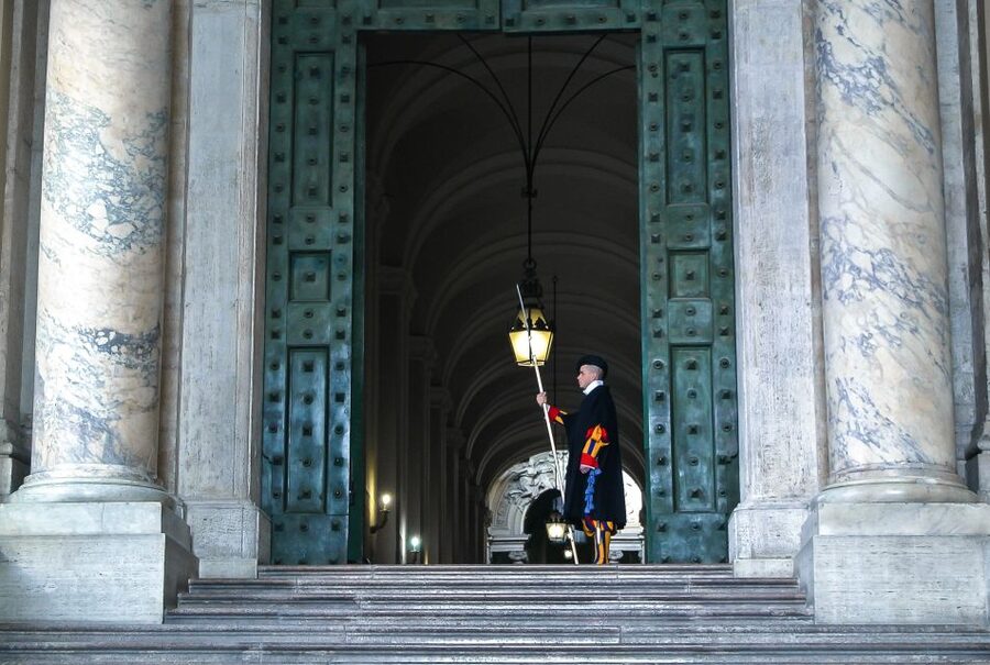 Rome: Vatican & Sistine Chapel Tour + Optional Colosseum - Why the guide matters here