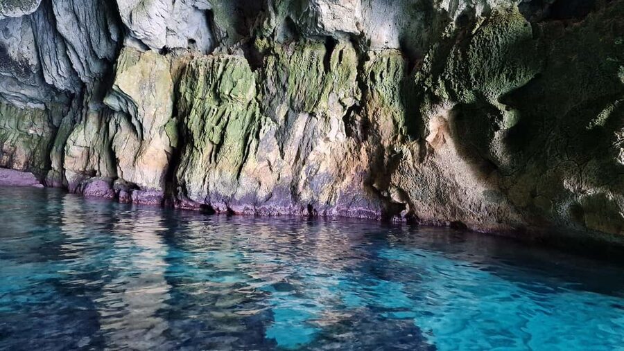 Siracusa: Ortigia & Sea Caves Speedboat Tour with Swim Stop - Entering the sea caves along the Siracusa coast