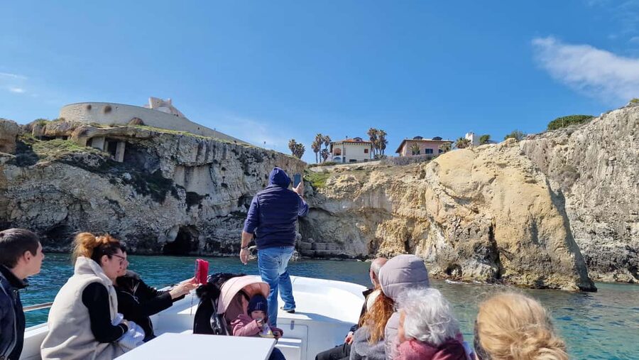Siracusa: Ortigia & Sea Caves Speedboat Tour with Swim Stop - Music, stories, and the style of the guides