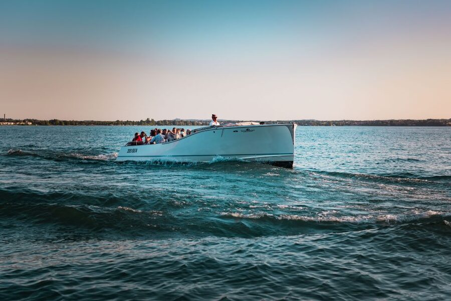 Sirmione: 25 Minute Boat Cruise around the Peninsula - How the guide shapes the ride