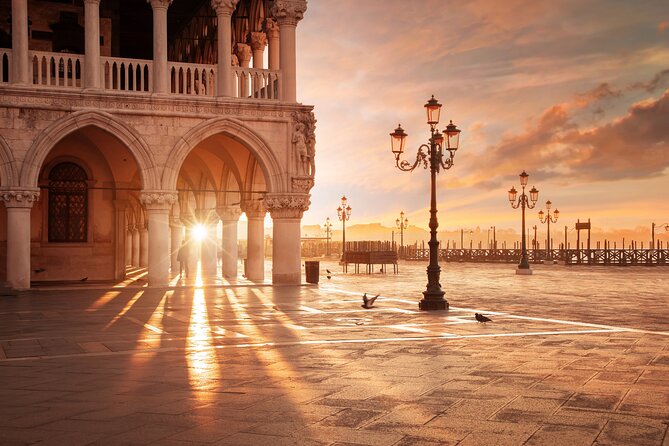 Skip-the-Line: Doge's Palace & St. Mark's Basilica Fully Guided Tour - Meeting the guide in Piazza San Marco