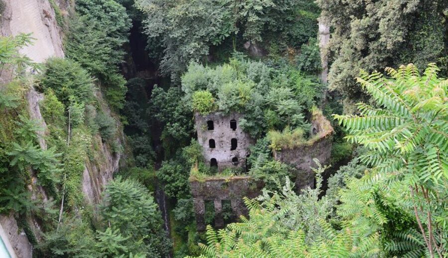 Sorrento: Guided Walking Tour & Limoncello Tasting - Villa Comunale and the Bay of Naples