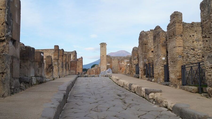 Sorrento: Skip-the-Line Pompeii Express Tour by Train - Staying longer after the guide leaves