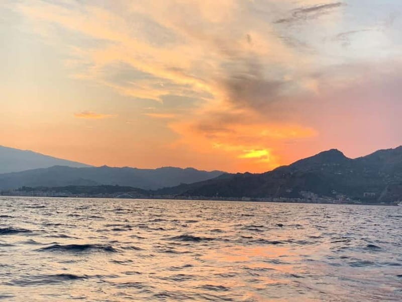 Sunset tour in search of dolphins with aperitif - Who will enjoy this boat trip most