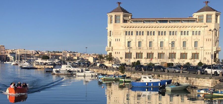 Syracuse: Boat Trip of Ortigia Island and Sea Caves - Arethusa Spring From the Sea