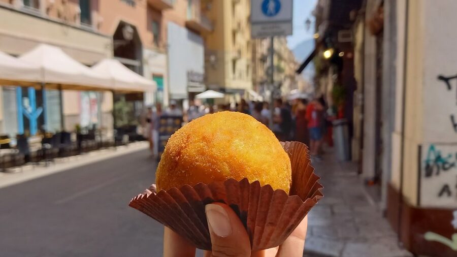 Syracuse: Street Food Walking Tour in Ortigia with Tastings - Syracuse Cathedral and dessert in the old center