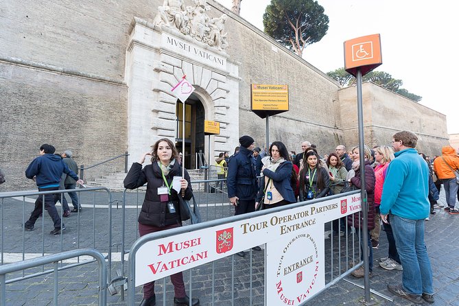 Vatican Museums and Sistine Chapel Fast-Track Tour - Maps, wall hangings, and papal apartments