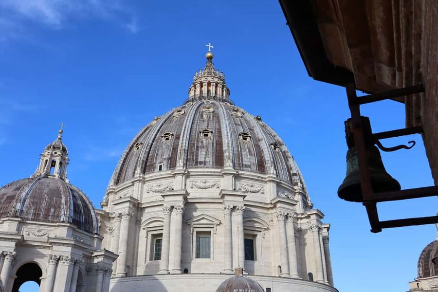 Vatican: St. Peter’s Basilica & Dome Ticket with Audioguide - Meeting the host and reaching the entrance