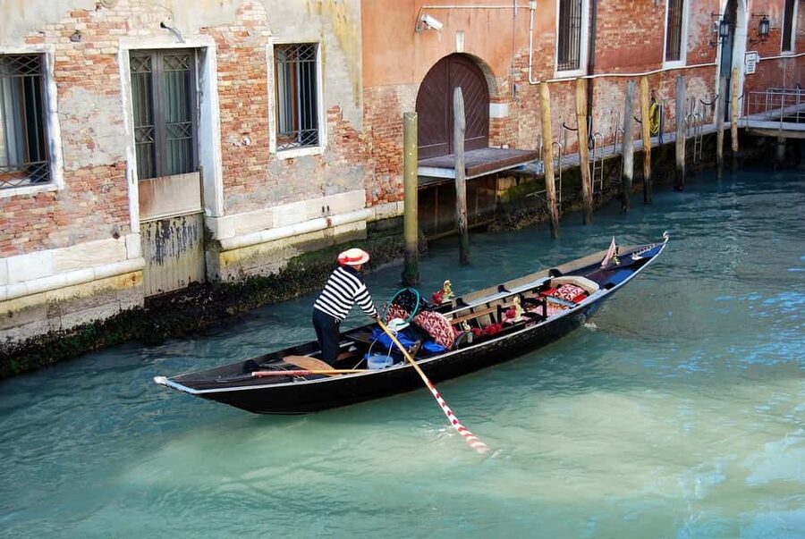 Venetian Private Sandolo tour - Why a sandolo is different from a gondola