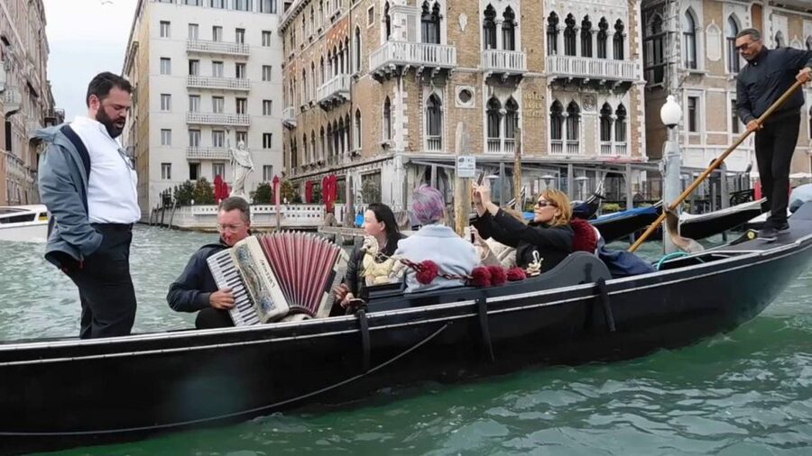 Venice: 30-Minute Gondola Ride on Grand Canal with Serenade - Why the serenade changes the gondola ride