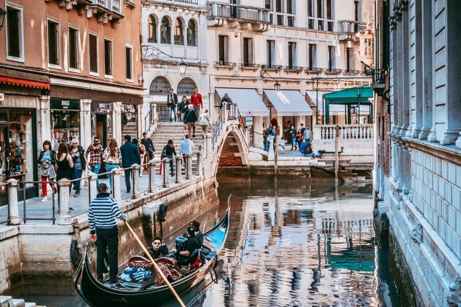 Venice: 30-Minute Gondola Ride on Grand Canal with Serenade - Shared or private: choose with care