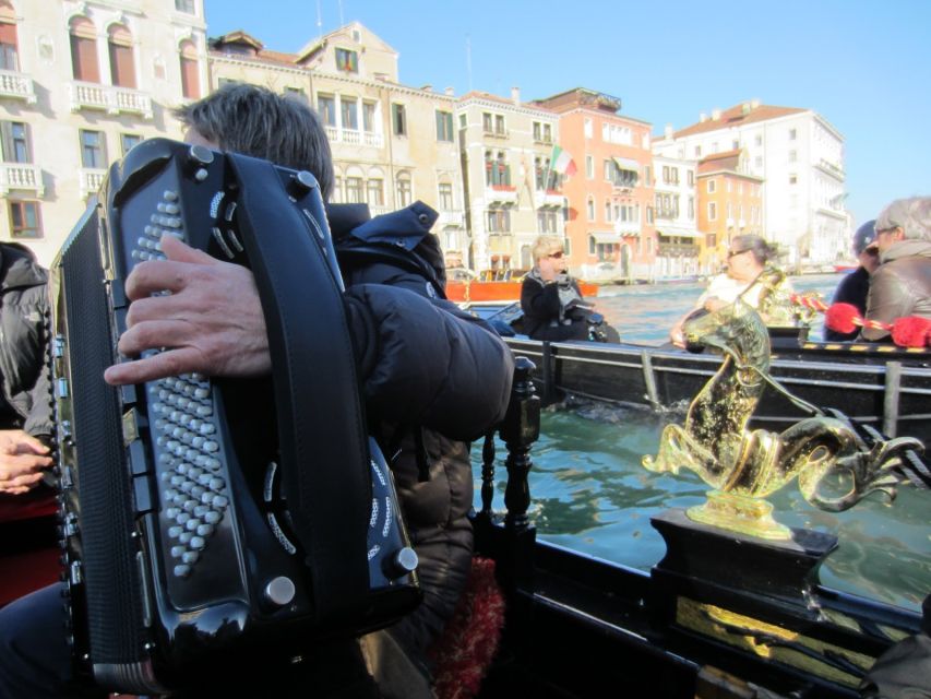 Venice: 30-Minute Gondola Ride on Grand Canal with Serenade - Rain, seating, and sound