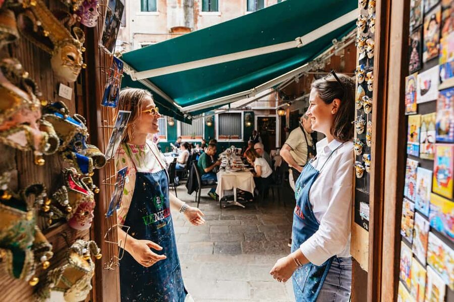 Venice: Carnival Mask Workshop - Language, group size, and comfort