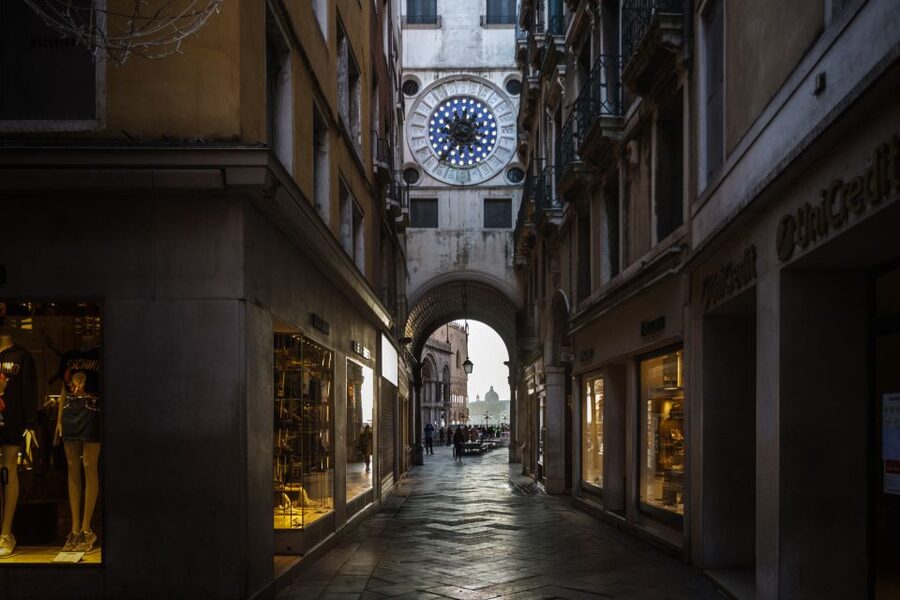 Venice: City Center Historical Guided Walking Tour - The VR gallery gives the past a modern frame
