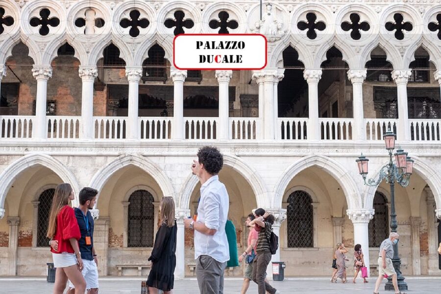 Venice: Doge's Palace, Bridge of Sighs & Prisons Guided Tour - Entering the Doge’s Palace without the main ticket queue