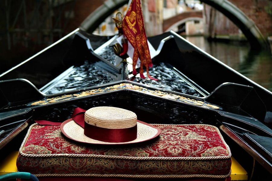 Venice: Grand Canal by Gondola with Live Commentary - Commentary, languages, and group arrangements
